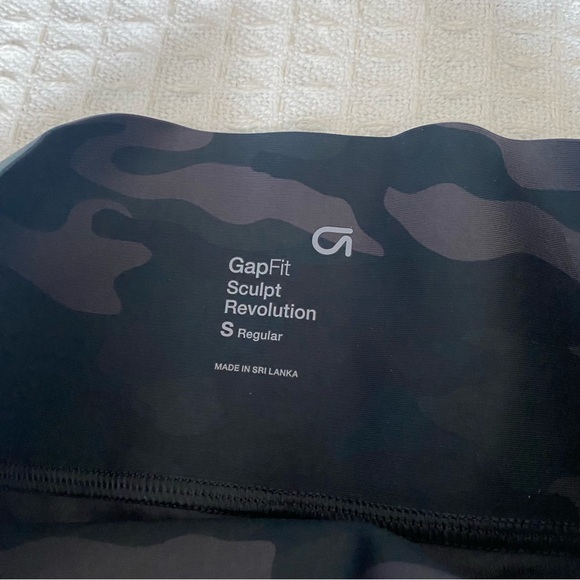 GapFit sculpt revolution Capri-length legging camo size small NWT - Picture 4 of 8